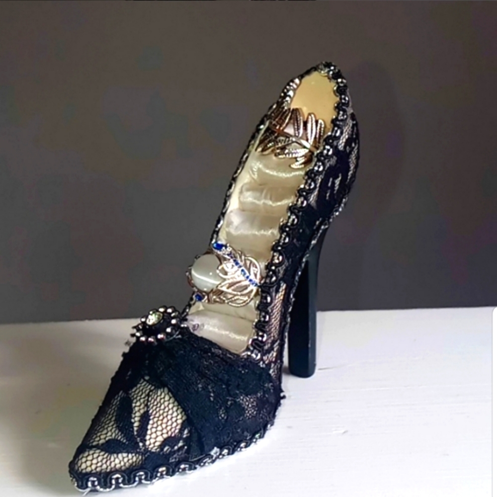 Black & White High Heeled Ring Holder